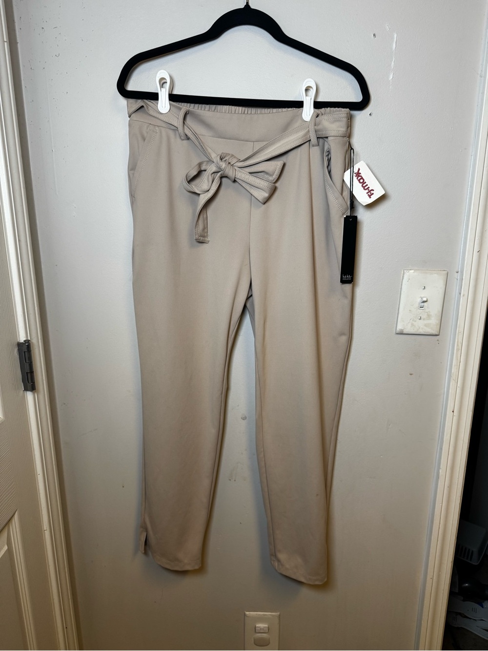 Nicole Miller Women's Belted Straight-Leg Stretch Pants in Taupe Size L